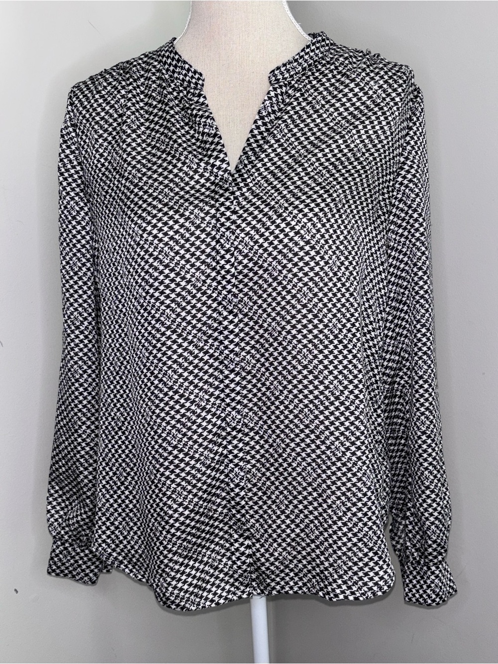 Joie black & white houndstooth long sleeve sheer blouse V neck size Large